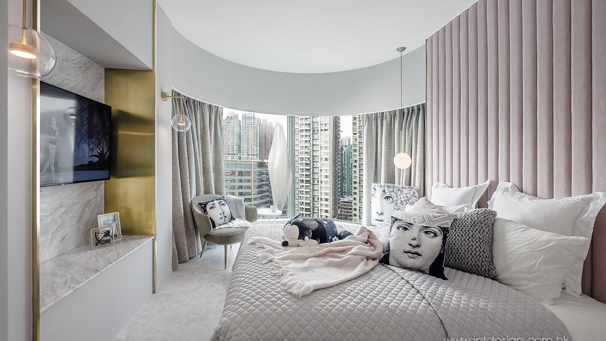 Giopato & Coombes Soffio Wall Lamp in Central Park's Master Bedroom